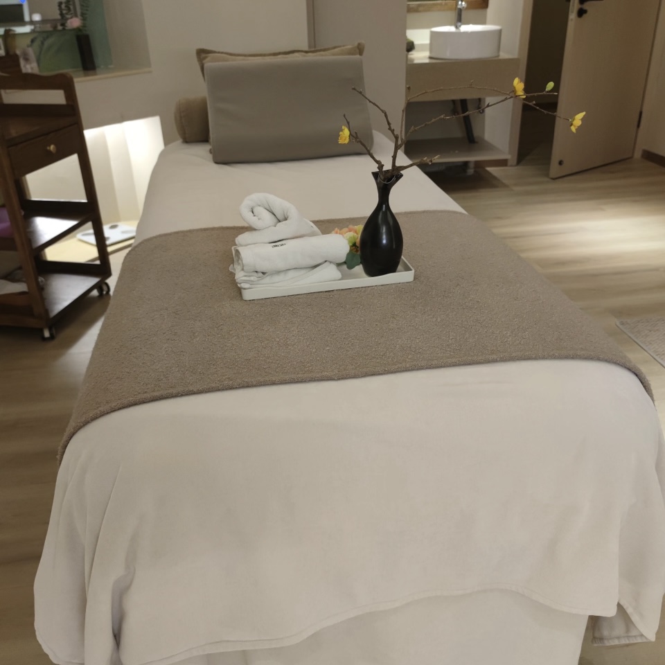 Quiet massage space atmosphere